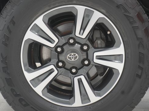 Used 2018 Toyota Tacoma TRD Sport w/ Technology Package RWD image 28
