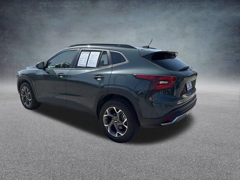 Used 2025 Chevrolet Trax LT w/ LT Convenience Package FWD image 6