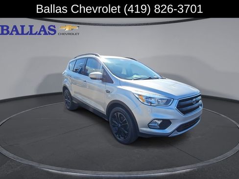Used 2018 Ford Escape SE FWD image 2
