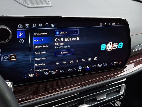 Used 2024 Chevrolet Traverse RS image 18