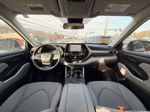 Used 2022 Toyota Highlander LE image 17