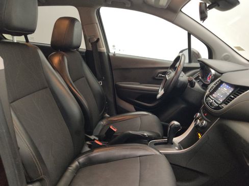 Used 2020 Chevrolet Trax LT w/ LT Convenience Package FWD image 21