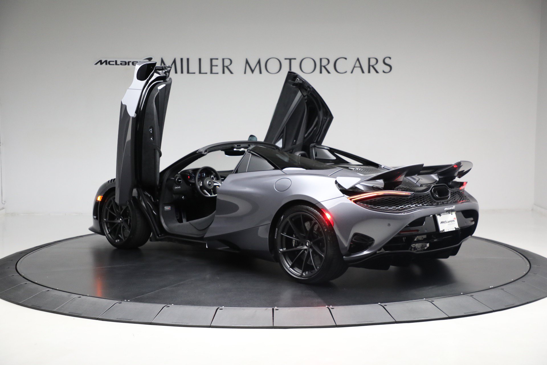 Used 2024 McLaren 750S Spider RWD image 21