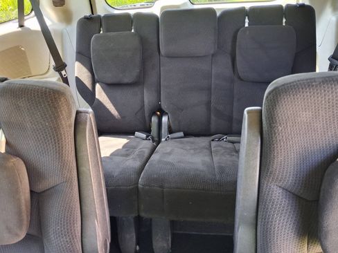 Used 2015 Chrysler Town & Country Touring FWD image 16