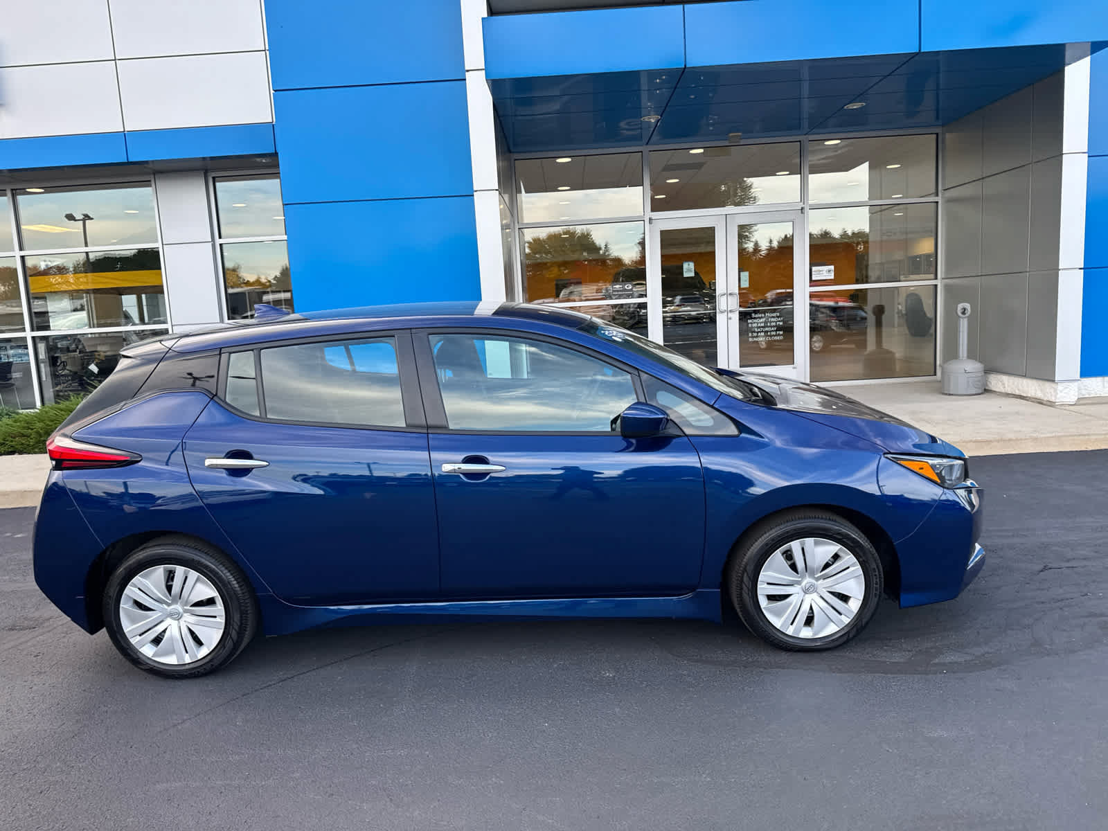 Used 2025 Nissan Leaf S FWD image 2