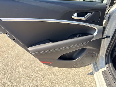 Used 2025 Genesis G70 2.5T image 11