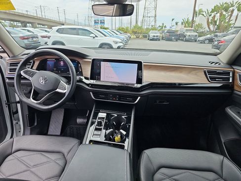 Used 2024 Volkswagen Atlas SE w/ Panoramic Sunroof Package FWD image 12