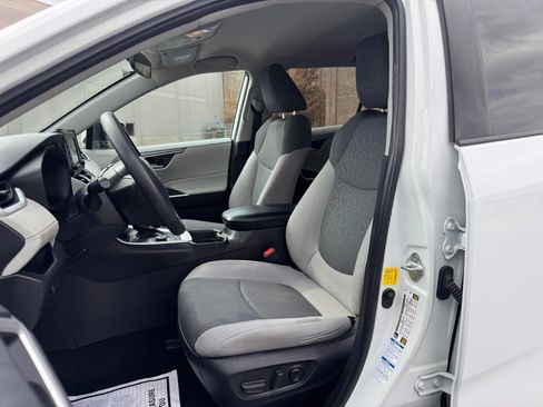 Used 2021 Toyota RAV4 XLE w/ Carpet Mat Package (TMS) image 14