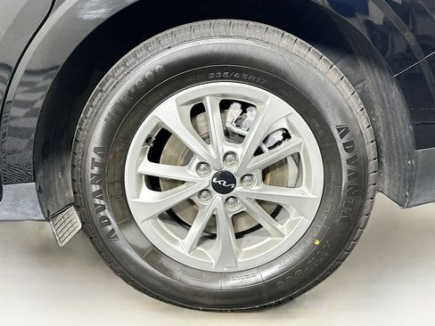 Used 2024 Kia Carnival LX image 11