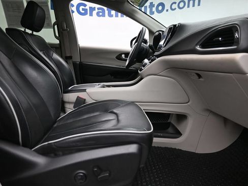 Used 2022 Chrysler Pacifica Limited w/ Uconnect Theater Family Group FWD image 9