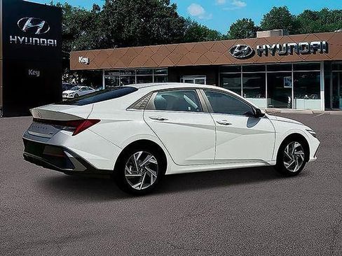 Used 2025 Hyundai Elantra Limited FWD image 12