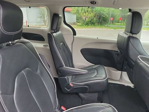 Used 2023 Chrysler Pacifica Limited FWD image 33