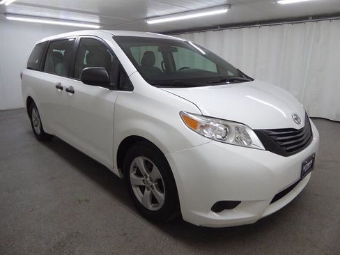 Used 2016 Toyota Sienna L image 1