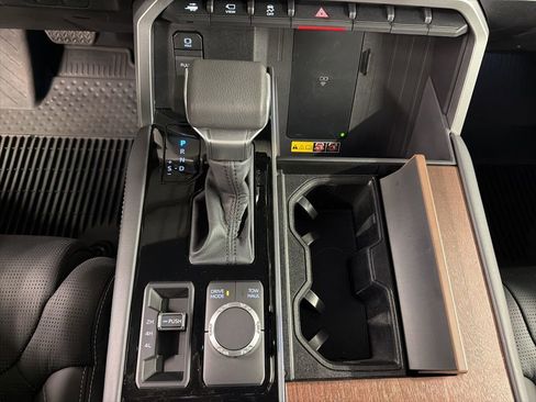 Used 2025 Toyota Sequoia Capstone AWD/4WD image 16