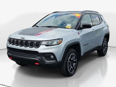 Used 2025 Jeep Compass Trailhawk AWD/4WD image 8