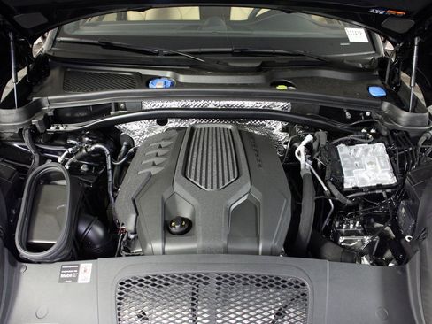 Used 2025 Porsche Macan image 40