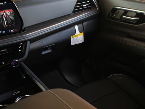 Used 2025 Chevrolet Suburban Premier image 29