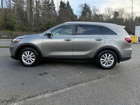 Used 2019 Kia Sorento LX w/ LX Convenience Package image 2