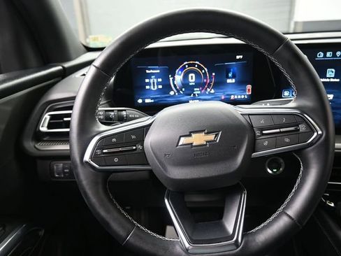 Used 2025 Chevrolet Traverse LT image 8