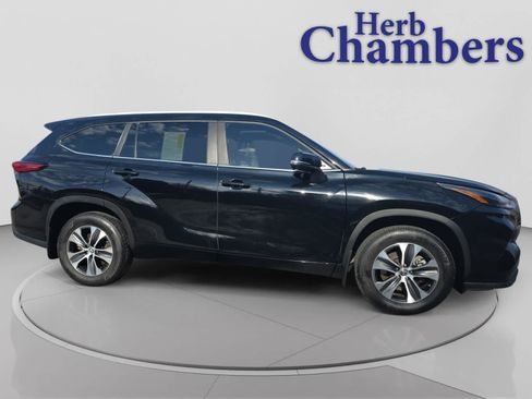Used 2023 Toyota Highlander XLE AWD/4WD image 8