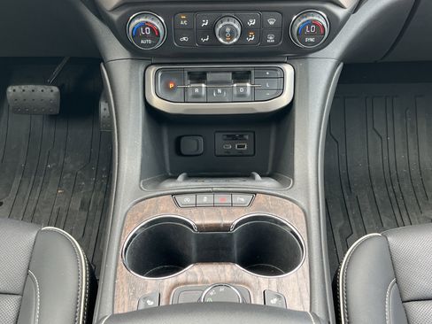 Used 2021 GMC Acadia Denali w/ Denali Technology Package FWD image 5