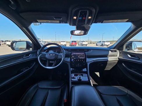 Used 2024 Jeep Grand Cherokee Limited image 12