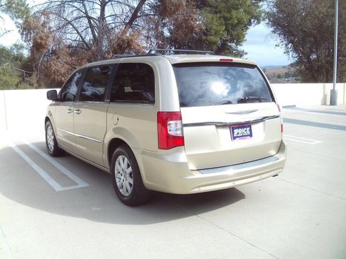 Used 2012 Chrysler Town & Country Touring-L w/ Entertainment Group #2 image 6