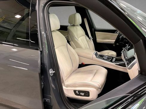 Used 2025 BMW X7 M60i AWD/4WD image 30