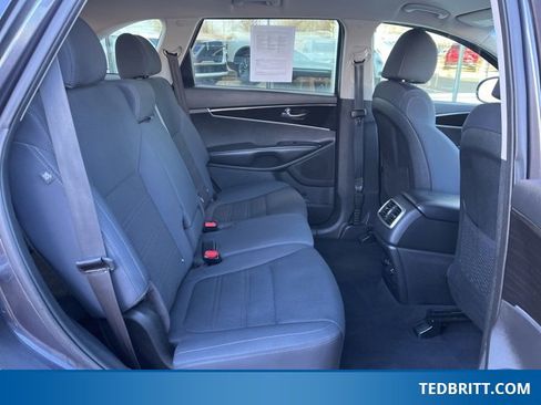 Used 2019 Kia Sorento LX image 18