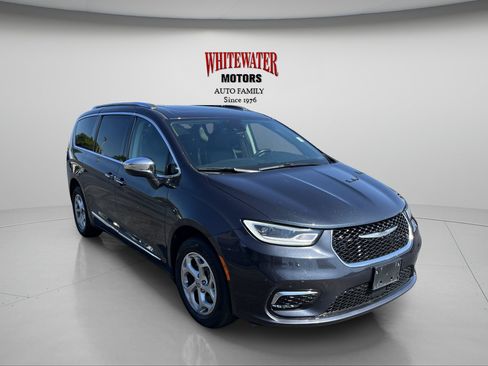 Used 2021 Chrysler Pacifica Limited w/ Uconnect Theater Family Group AWD/4WD image 3