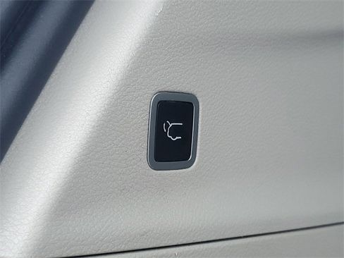 Used 2017 Chrysler Pacifica Touring-L image 12