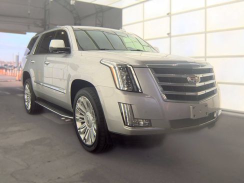 Used 2016 Cadillac Escalade Luxury AWD/4WD image 4
