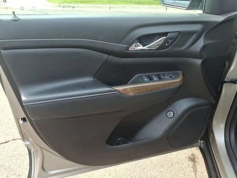 Used 2022 GMC Acadia SLE w/ Driver Convenience Package FWD image 7
