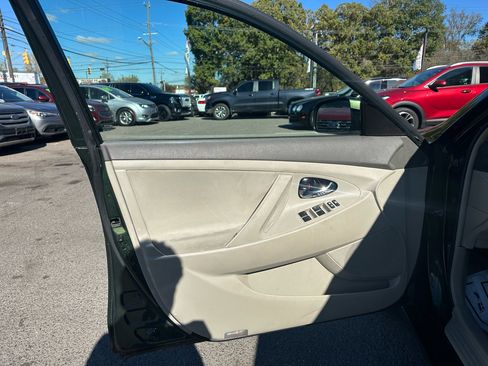 Used 2010 Toyota Camry LE image 10