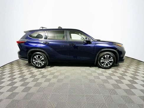 Used 2023 Toyota Highlander XLE FWD image 9