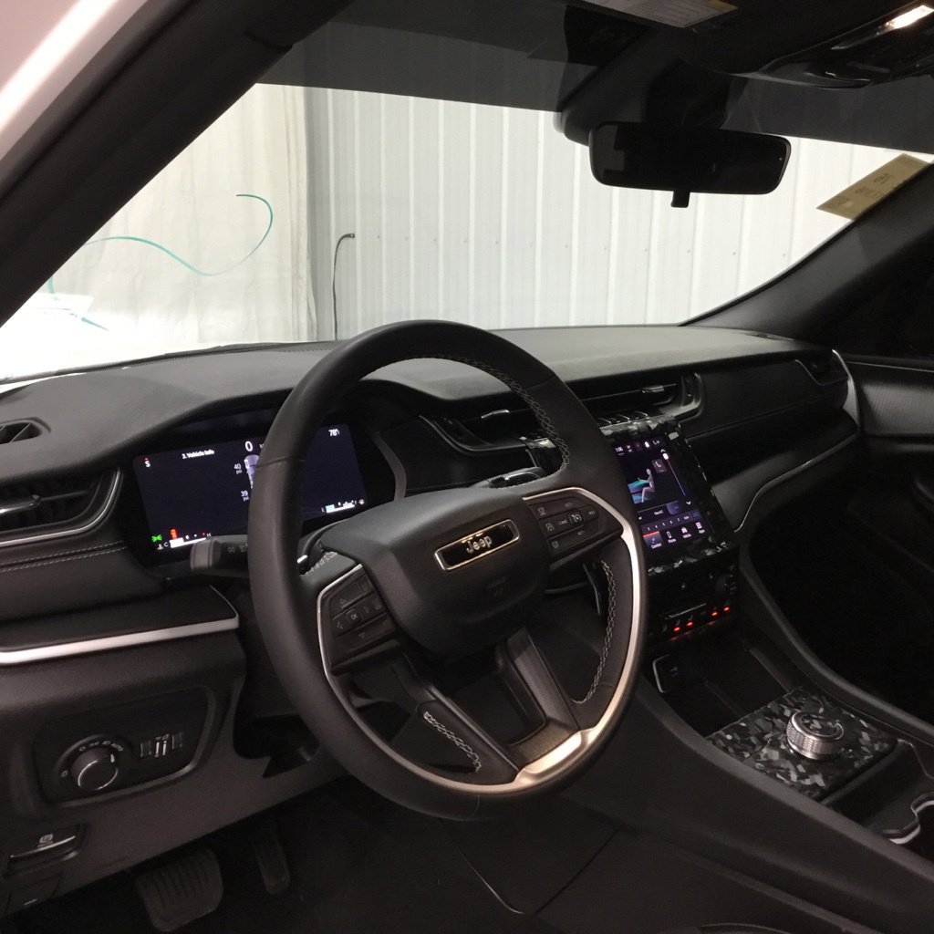Used 2025 Jeep Grand Cherokee Altitude AWD/4WD image 9