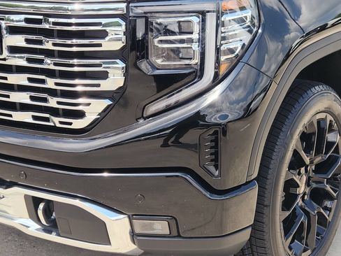 Used 2023 GMC Sierra 1500 Denali w/ Denali Carbonpro Edition AWD/4WD image 10