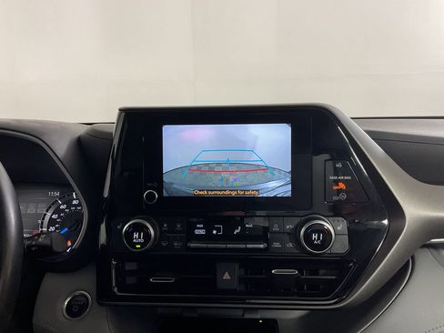 Used 2024 Toyota Highlander XLE image 30