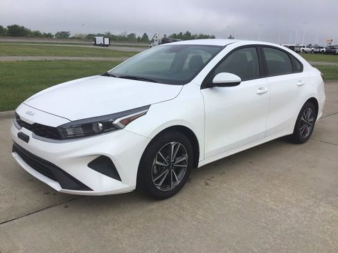 Used 2024 Kia Forte LXS FWD image 3