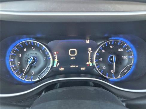Used 2023 Chrysler Pacifica Touring-L FWD image 15
