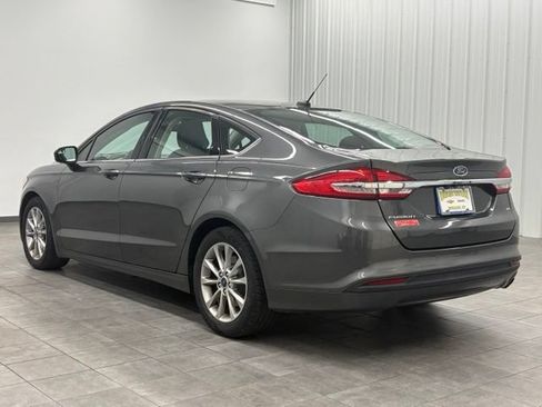 Used 2017 Ford Fusion SE w/ Fusion SE Technology Package FWD image 4