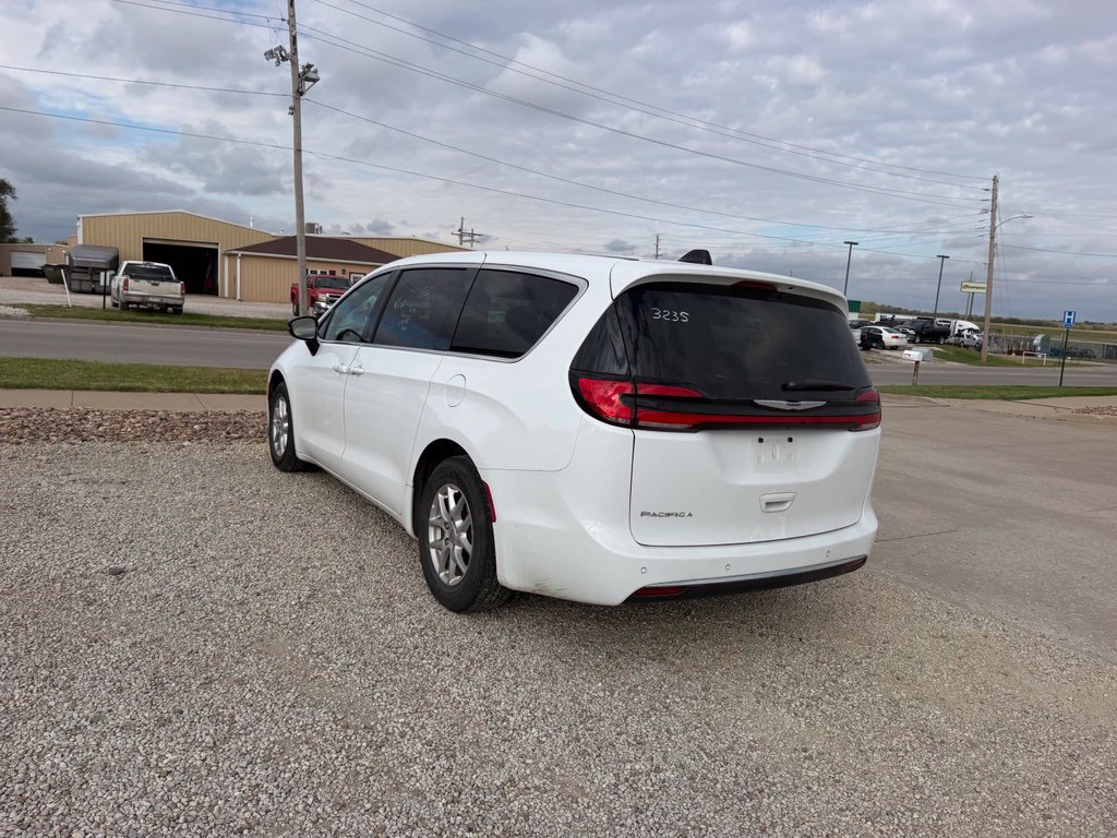 Used 2025 Chrysler Pacifica Select FWD image 3