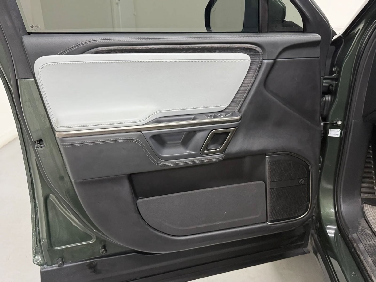 Used 2024 Rivian R1S Adventure Quad AWD/4WD image 39