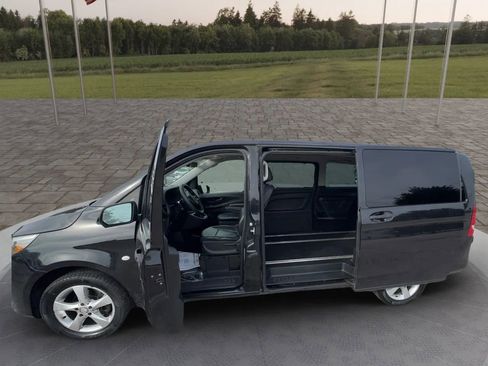 Used 2018 Mercedes-Benz Metris Passenger image 20