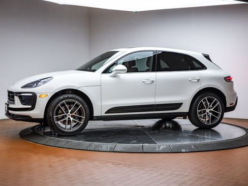 Used 2023 Porsche Macan image 2