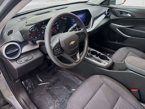 Used 2024 Chevrolet Trax LS w/ LS Convenience Package FWD image 11
