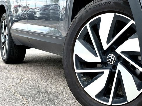 Certified 2024 Volkswagen Atlas SE image 2