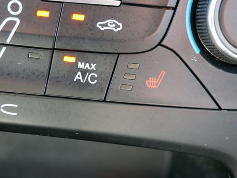 Used 2017 Ford Focus SEL w/ Cold Weather Package FWD image 34