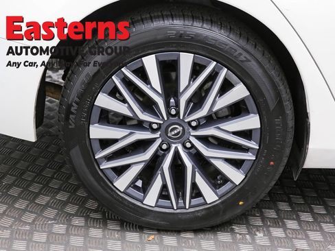 Used 2025 Nissan Altima 2.5 SV FWD image 30