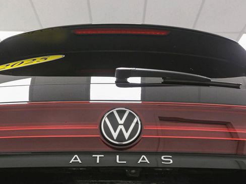 Certified 2025 Volkswagen Atlas Peak Edition SE AWD/4WD image 13
